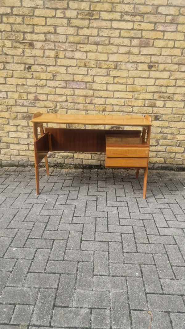 1960s Italian writing  desk by Vittorio Dassi