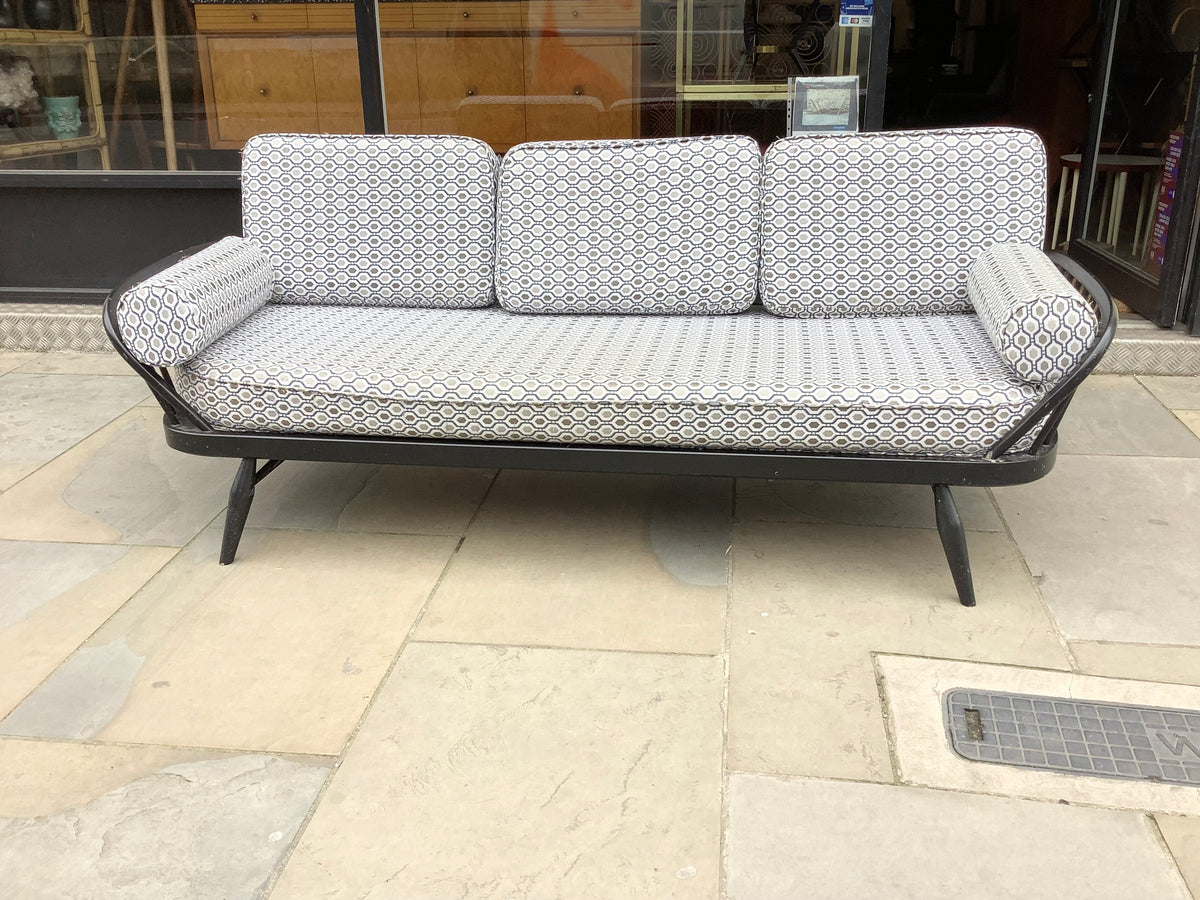 Erco Studio Couch Model 355 designed by Lucia’s Ercolani – Bleu Furniture