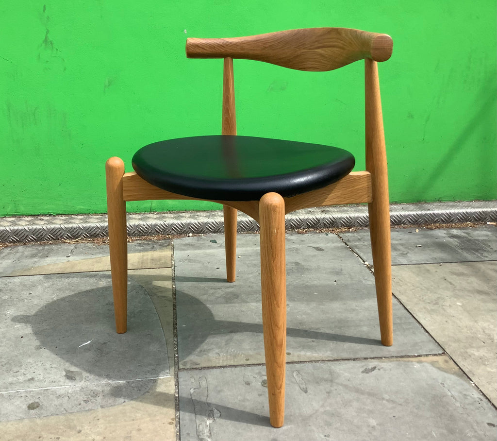 Vintage Ch20 Elbow chair in oakwood by J. Wegner for Carl Hansen & Søn, Denmark
