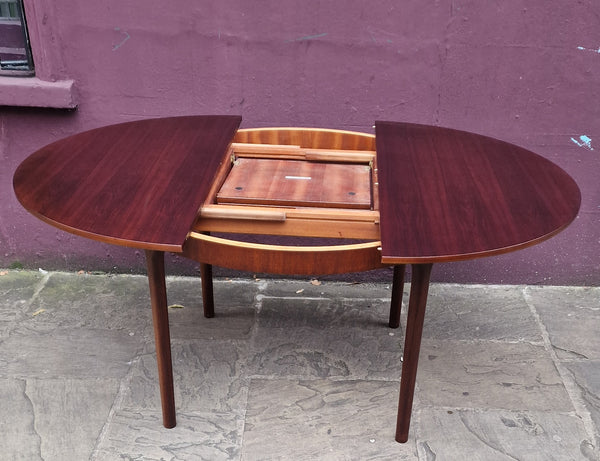 Rosewood round extendable dining table by Mclntosh 1960