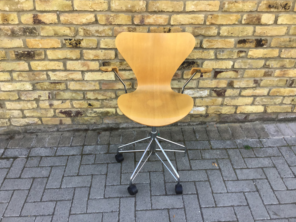 Fritz Hansen  Series 7 by Arne Jacobsen Wood Swivel Office Chair