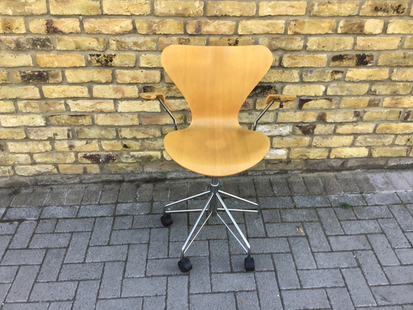 Fritz Hansen  Series 7 by Arne Jacobsen Wood Swivel Office Chair